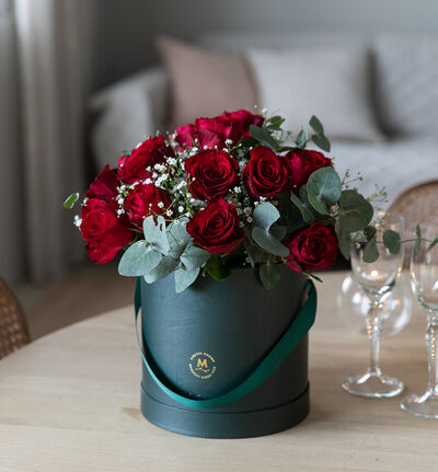 Rød rosebukett med slør i gaveeske Rød rosebukett med slør i gaveeske